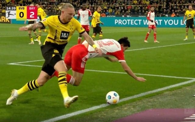 “アジア最高選手”でも関係ねえ！ファウル覚悟の狙い打ち“鬼のショルダーチャージ”が炸裂　ブンデスの容赦ない洗礼を浴びた最強DFキム・ミンジェが吹っ飛ばされた瞬間