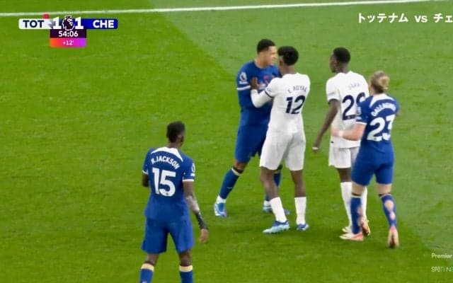 乱闘勃発にスタジアム騒然！ 退場者続出のロンドンダービーで両チームが白熱 “押されても動じない”若きチェルシーDFの激しすぎる闘争心とフィジカルが話題に
