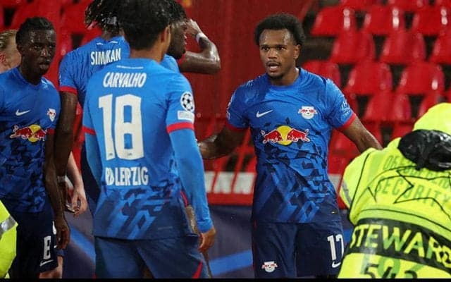 シャビ・シモンズ&オペンダ弾のライプツィヒ、ツルヴェナの反撃凌いでGS突破【CL】