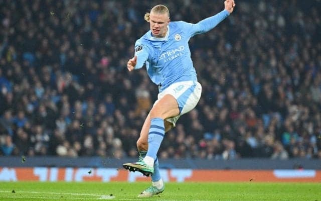 「えぐい」「理不尽」ハーランドがボックス外から怪物級の一撃！CLで2発「ケガしてたんじゃないの？」