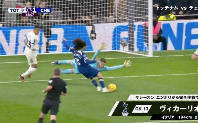 「顔面セーブきた」GKが驚愕シュートストップ！ プレミアNo.1セーブ率守護神が鉄壁守備、スタジアム熱狂