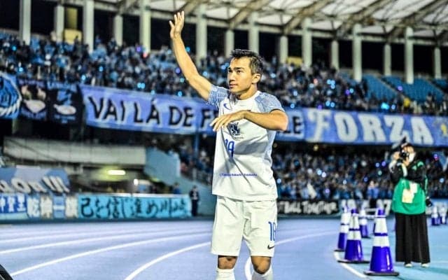 「こういうのいいな」「本当に愛されてるなあ、、」川崎フロンターレのサポーター、挨拶に来た”元所属MF”に「チャント熱唱」！ 世界に発信された「試合後のワンシーン」