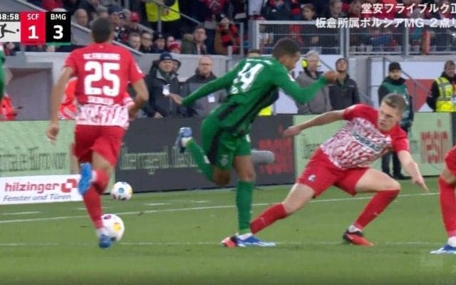 「ギャーッ！」スタジアムに響く断末魔の叫び “一発退場レベル”の強烈ローキックが直撃してKO　ヒザから崩れ落ちる危険シーンが物議を醸す