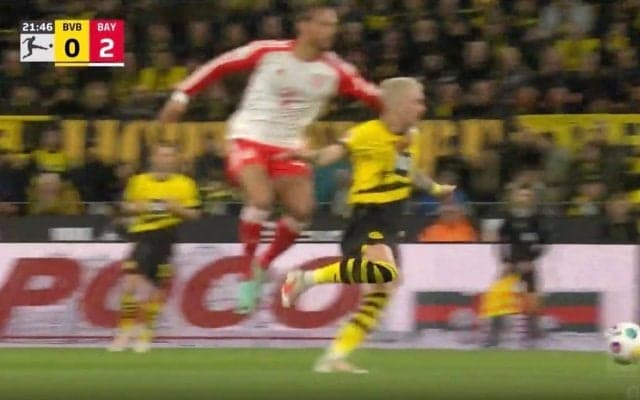 ブチギレて報復行為！引っ張られてイラッ→背後から首を掴んでブン投げる　実況もドン引きの“危険な倒れ方”バイエルンの10番・サネの怒りが大爆発した瞬間