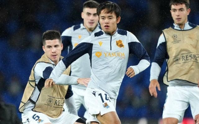 ソシエダの雰囲気は最高？ 勝利後の歓喜の中、久保建英が1人私服姿のチームメイトをイジる