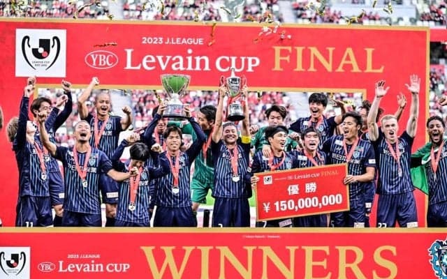 「ホントに花屋さんみたいだ」福岡の初タイトルを祝福するスタンド花で埋まったロビーが「楽園」だと話題！「川崎フロンターレからの花がやけに嬉しい」との声も