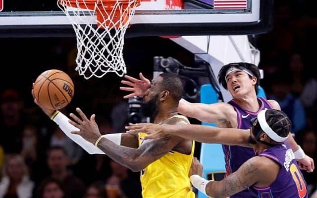 今季2度目の日本人対決はレイカーズに軍配…八村塁が第4Qの逆転劇に貢献、渡邊雄太は3得点
