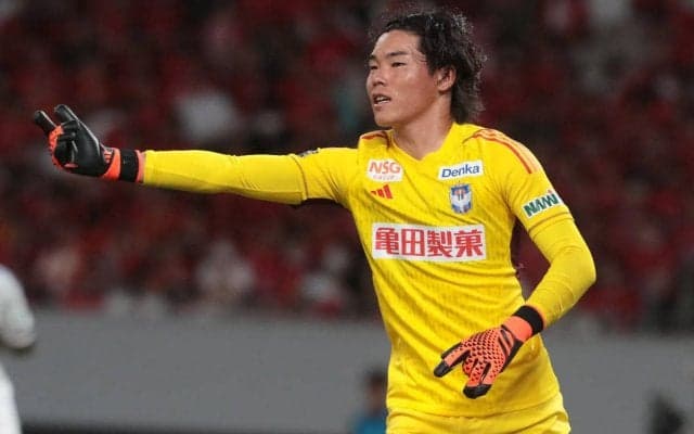 「美人過ぎやろ！」「えぐ可愛い奥さん」新潟の守護神・小島亨介の100試合セレモニーに登場した奥様にファンが驚き、小島の反応も話題「お顔が緩むコジ可愛い」