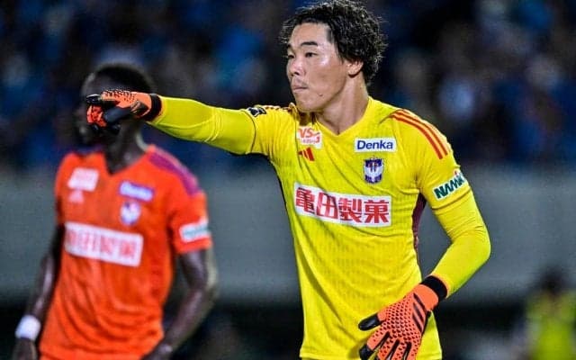 「えぐ可愛い奥さん」J1新潟GK小島亨介の祝福に駆けつけた妻との「夫婦2ショット」に視線集中！ 家族を前に照れる姿にも「ほっこり」「可愛いし素敵」の声