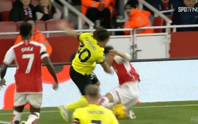 「ファウルだろ！」日本代表・冨安健洋もブチギレ！19歳アタッカーに引っ張って押されて大転倒からの“失点関与”にスタジアムが静まり返った瞬間