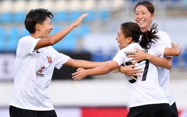 清家貴子がハットに19歳高塚映奈が初ゴール！6発大勝の浦和L、3戦20得点の圧巻3連勝で決勝へ【AWCC】