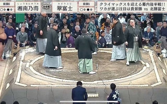 話がまとまったかと思ったら……審判団、解散直後の“再集結“に館内どよめき「フェイントかけてきたw」「戻ってきた」