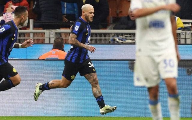 「ヤバすぎ」「一瞬何が起きたか…」味方も頭を抱える衝撃の位置からのロングシュートにファン驚愕！ 決めたインテルDFディマルコは「最高のゴールの1つだ」