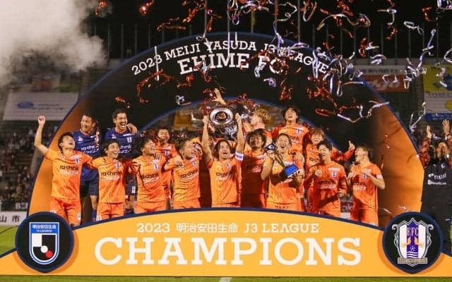 J2昇格の愛媛を『アオアシ』作者の小林有吾さんが祝福！描き下ろしのイラストも話題「最高すぎます！！」「商品化希望!」