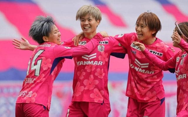 「素敵やね」「こういうのいい」WEリーグ歴史的初勝利のC大阪L、試合後には清武弘嗣と丸橋祐介が激励に「レディース嬉しそう」