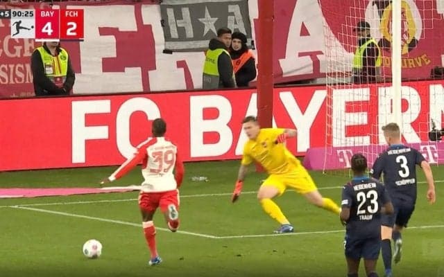 スタジアム騒然！50メートルを1人で“爆速ドリブル突破”する衝撃シーン　高速ターン→鬼緩急で3人ブチ抜く ”バイエルンの秘密兵器”がGKに驚速スピードで襲いかかる