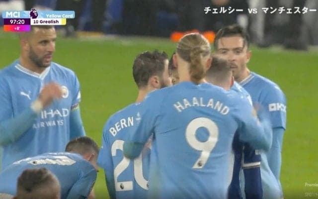 ネット上で話題！マンCの作戦会議中にありえない“スパイ行為”が発覚した衝撃の瞬間　怪物・ハーランドもビックリ… 怪しい動きをする選手を追い払う