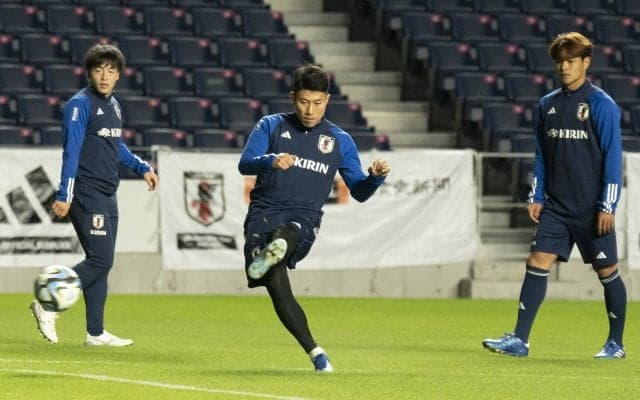「素晴らしい！」細谷真大、相馬勇紀、佐野海舟の“シュート練習”を名波浩コーチが熱血指導！「そういうの決めよう」【日本代表】