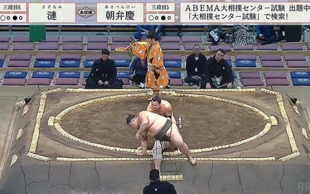 落ちるなよ…っと 足を痛める力士を必死にケア 土俵際の気遣いに「足やばそう」「よく止めた」