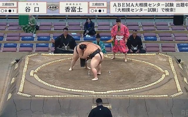 もう止めようよ…元横綱の親方が“水入り”サインもなかなか気づかれない珍場面