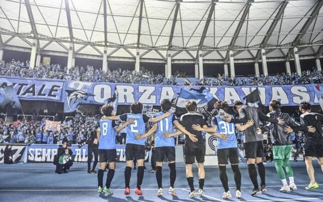 「体張りすぎでしょ」川崎が販売するパンツの“ひと肌脱いだ”モデル写真にファンざわつく！「配役が絶妙です」「何度見ても写真の圧が強すぎるw」と反響続々