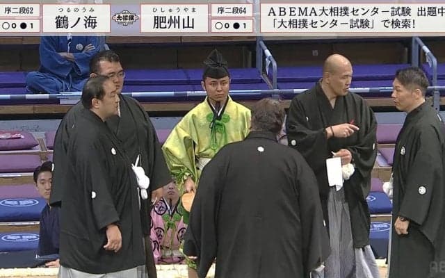 これ、いつまで続きますか…若手行司には冷や汗もの 4分間のロング“物言い協議”に目がきょろきょろ