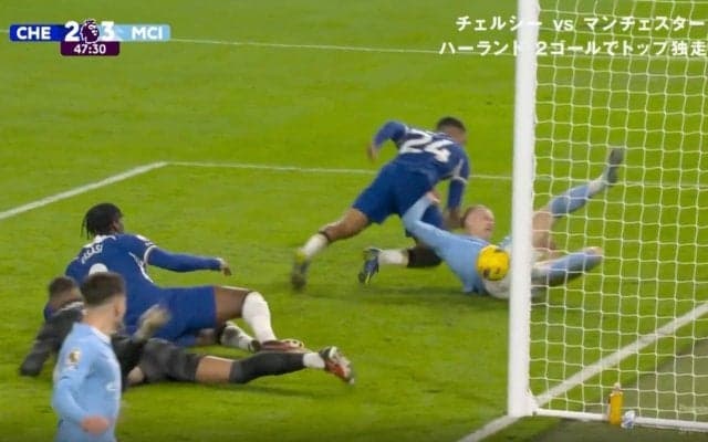 「速すぎる…」スタジアムに地鳴り！相手DFを吹っ飛ばす→194cmの体ごとゴールに突っ込む　怪物・ハーランドが衝撃の“豪快スライディング弾”を叩き込んだ瞬間