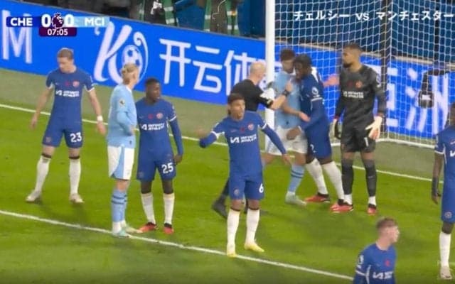 あわや一触即発！主審の注意もガン無視… “バチバチの肉弾戦”が激しくエスカレートする瞬間　ド突き合い→胸タックル→首を押さえる… ボックス内で格闘技ばりのポジション争い