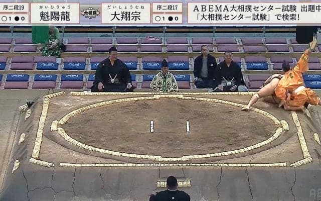 迫る力士に行司が回避失敗…土俵から落下も懸命に軍配「勝負あり！」のプロ根性