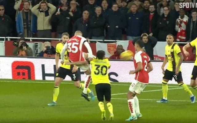 まるで少林サッカー！“小さなウクライナ人”の空中シザーズにスタジアムが大熱狂！痛快超絶カンフージャンピングボレー炸裂の瞬間！