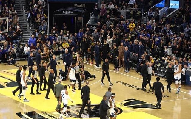 NBAで“ヘッドロック”も飛び出す大乱闘…試合開始2分足らずで3人が退場処分に