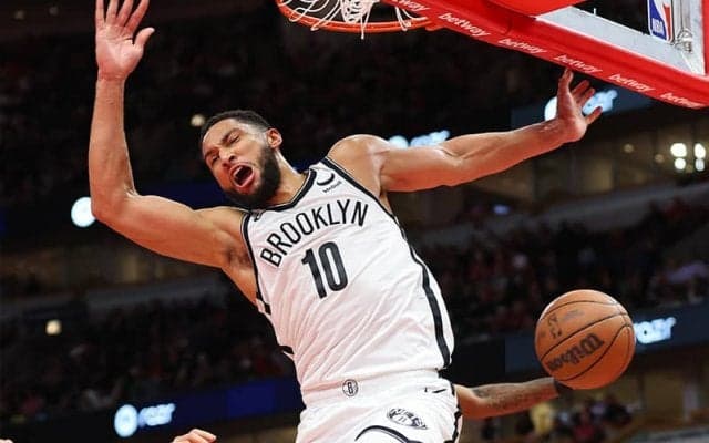 好調のシモンズが再び背中に問題発症…神経の圧迫で1週間後に再検査