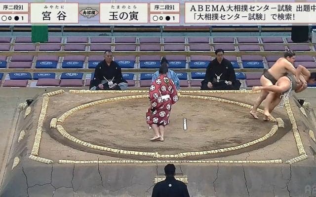 「すごい音したぞ」土俵から“回避不能”の前向き落下 平然と戻ってくる力士のタフネスとバランス感覚