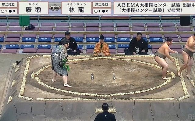 相撲に負けて体操で勝った？土俵下に落ちる力士、満点レベルの両足着地ピッタリ
