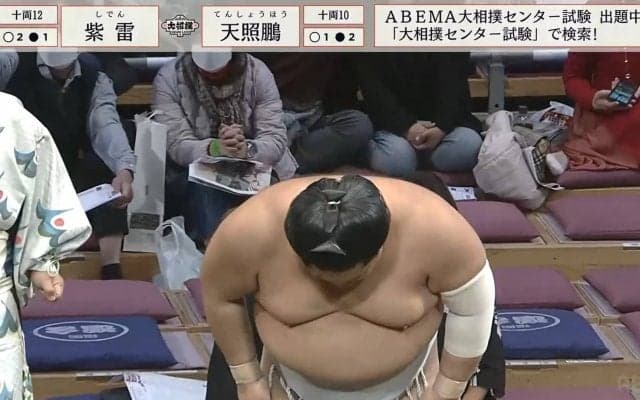 「手、つかんか！」我慢できずに突っかけた若手力士、審判長の一言ピシャリに即ペコリ反省 ファンも一緒に「さーせん」