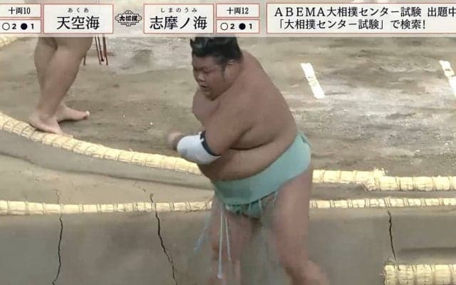 「ぐわっ」派手にゴロン、からのスタッ！負けても魅せる力士の高速回転・前回り受け身が館内にウケまくる