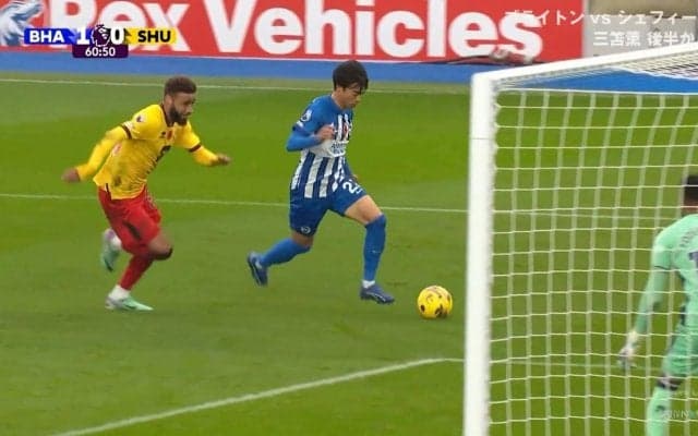 途中出場の三笘薫にスタジアムがどよめいた瞬間！超急加速ランからの強引な縦突破＆フィニッシュにスタンドから万雷の拍手「生き生きしてる！」