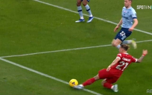 またも“三笘の1mm”事案！「出てる」or「出てない」微妙過ぎて敵も味方もゴール確認し出す珍事が発生「それっぽいシーンが多すぎる」