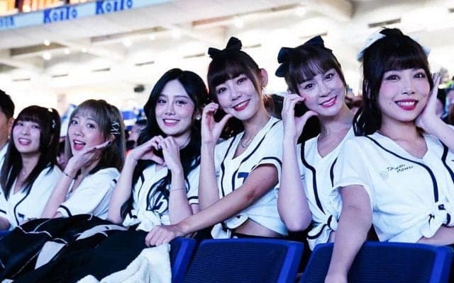 選手そっちのけ…魅惑のダンスに無数のカメラ　台湾チア、東京Dでも“異次元の人気”