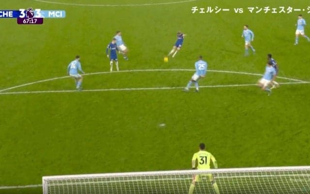 スタジアム騒然！“殺人級ショット”がキーパーを襲撃　強烈すぎる超低空“弾丸ミドルシュート”が炸裂→こぼれ球を“ドログバ2世”が爆速スピードでゴールに叩き込む瞬間