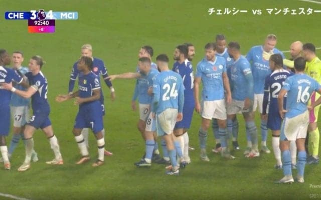 乱闘寸前！血の気が多い奴らが集まってきた… ゴール前でまさかのミス→シュートを止めに入った決死のスライディングが足に直撃　予想外のPKになってしまう衝撃ハプニング