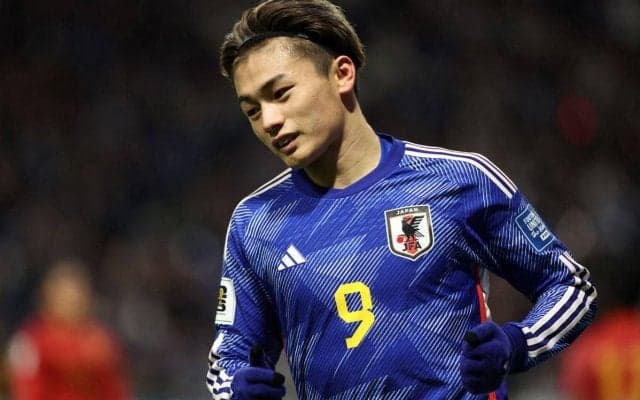 「この夫婦最高」「美人すぎる」ハットトリックの上田綺世、スタンドで観戦した妻の由布菜月さんとの姿にファン歓喜「手繋いでるの可愛すぎ」