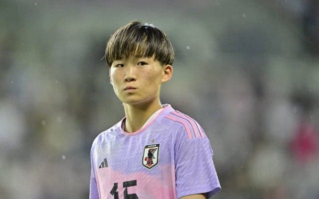 「最初の写真ばりかわいい！」「やっぱ笑顔が素敵」なでしこジャパン藤野あおばが「イカツい！」新スパイクと”2ショット”！「より多くのゴールを」と本人も意気込む