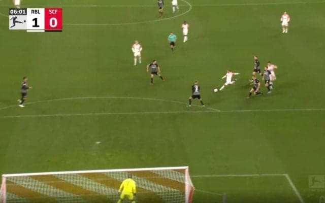 「巻いてきた！」狙いすました一撃　敵陣でボール奪取→ファーサイドに完璧ゴールを突き刺した瞬間 “オランダの神童”シモンズの正確無比なワンバウンドショットがスゴすぎる