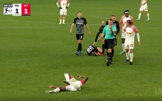 選手もサポーターもブチギレ！主審の行為に大ブーイングの嵐　時間稼ぎと勘違い？ 物議を醸すイエローカード判定→無慈悲すぎる「立ちなさい」ジェスチャー