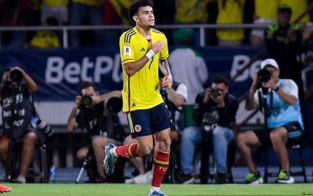 両親を誘拐されたルイス・ディアス、再会した父親の目の前でブラジル相手に2ゴール！スタンドの父も感情が爆発