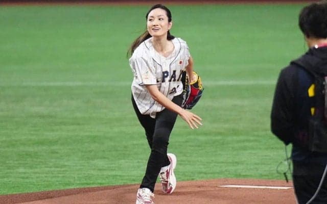 秋広デカすぎて…ワンバウンド始球式に　荒川静香さん驚き「思いのほか背が高いので」