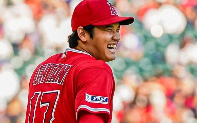 歴史的瞬間なのに…世界中が“嫉妬”　大谷翔平のハイタッチ＆キスが「美しすぎる」