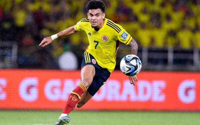 再会した父親の眼前で2得点のルイス・ディアス、試合後にはアリソンとも熱い抱擁