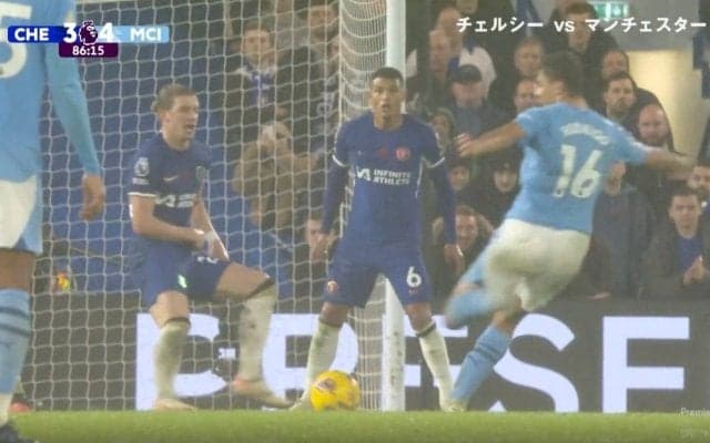 「化け物かよ」「やっぱりな」 無慈悲すぎる一撃！“殺人級”高速弾丸ミドルシュート→相手DFの足に当たってコースが変わってゴール　大一番でまたも”ロドリ砲”炸裂